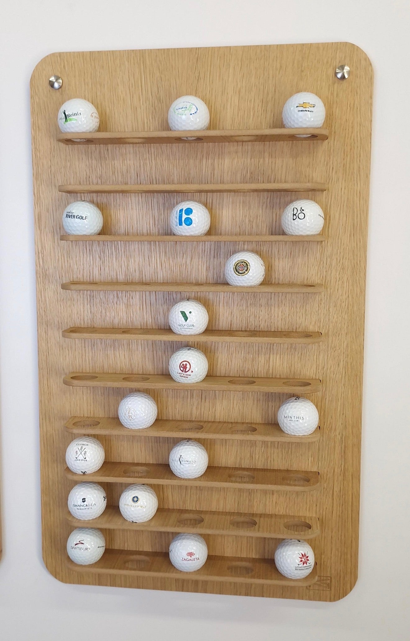 Suport de expunere mingi de golf – Capacitate 50 | Organizator de perete pentru golf